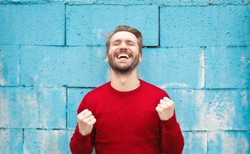 Codes de réductions CBD – Liste de nos partenaires Photo d'un homme heureux utilisée en couverture de la page "Codes promos et réduction de produits CBD" sur le site testeurdecbd.fr - via Unsplash.com