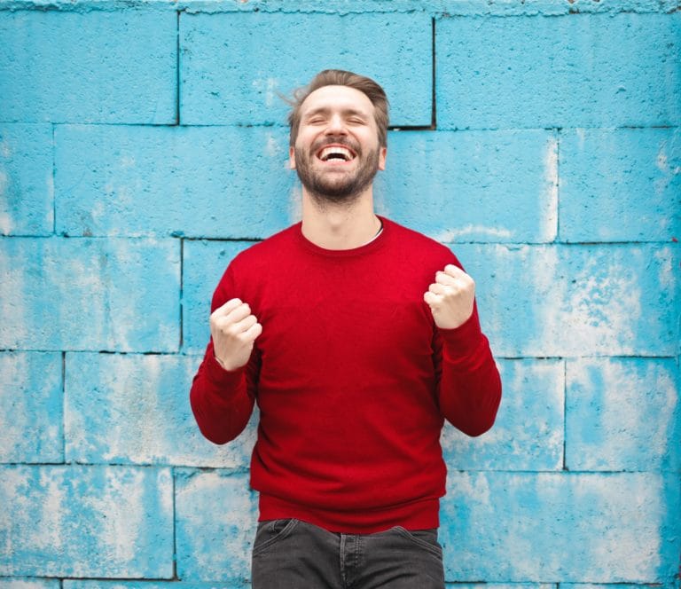 Photo d'un homme heureux utilisée en couverture de la page "Codes promos et réduction de produits CBD" sur le site testeurdecbd.fr - via Unsplash.com