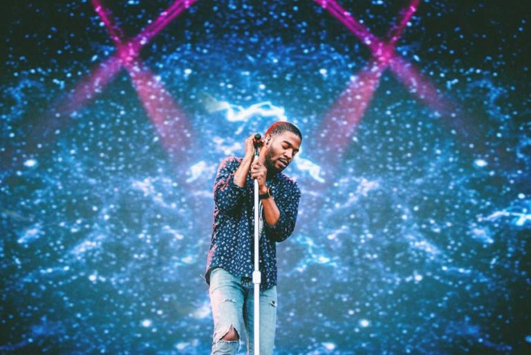 Kid Cudi a annoncé qu&rsquo;il recherche activement un rouleur de joints professionnel.