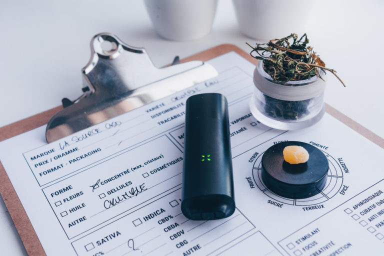 Image du crumble La Source CBD et du vaporisateur Pax utilisé pour le test