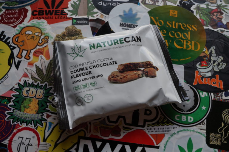 Je mange un cookie de Naturecan !