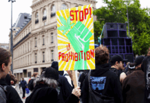 Prohibition : Entre académie radicale et enjeux pharmaceutiques Stop prohibition - Source DANIEL PERRON - HANS LUCAS