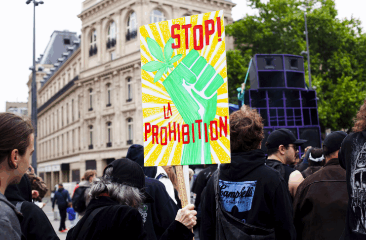 Prohibition : Entre académie radicale et enjeux pharmaceutiques Stop prohibition - Source DANIEL PERRON - HANS LUCAS
